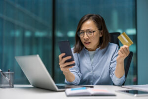 Beim Bankbetrug versuchen Kriminelle, sich als echte Bank oder Finanzdienstleister auszugeben, um vertrauliche Informationen zu stehlen.